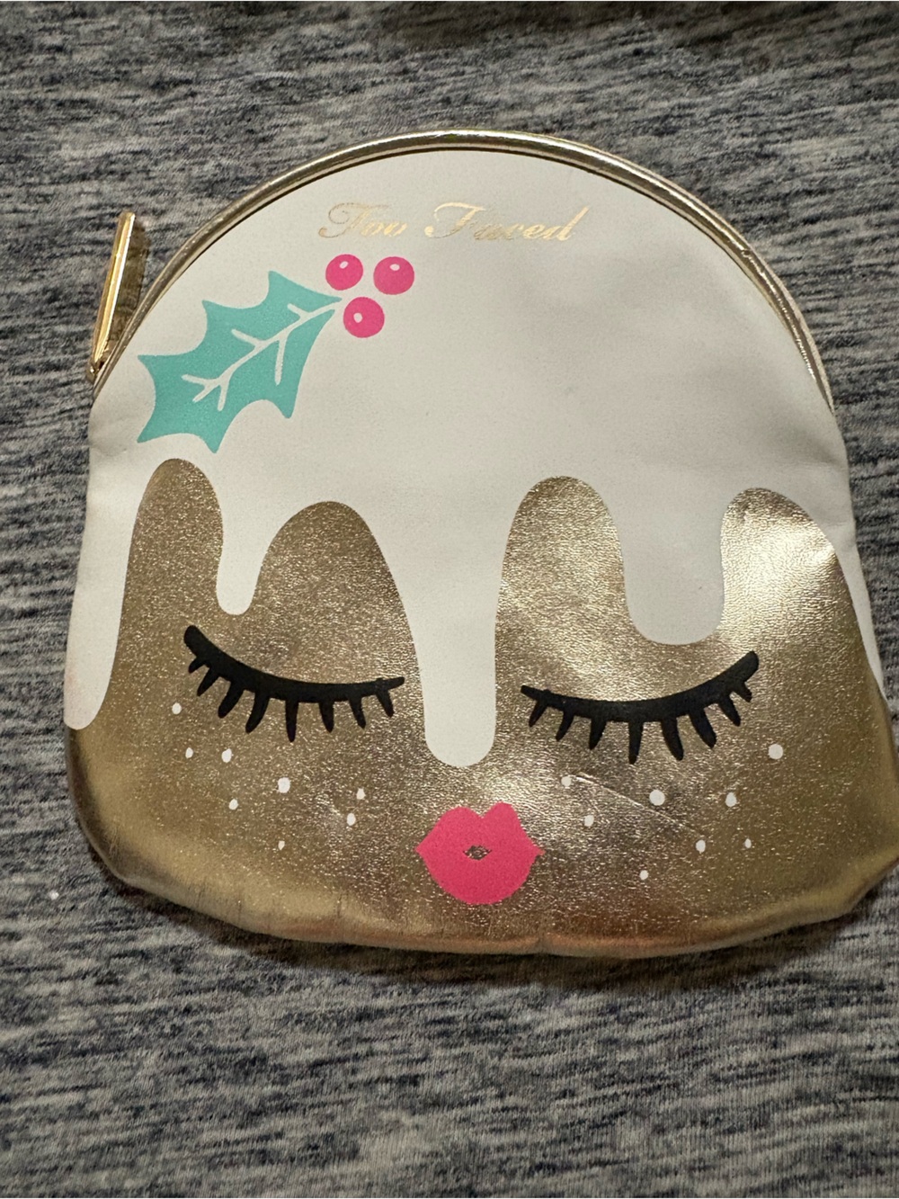 Too faced - Gold & White Holiday Cosmetic Pouch with Pink Kiss